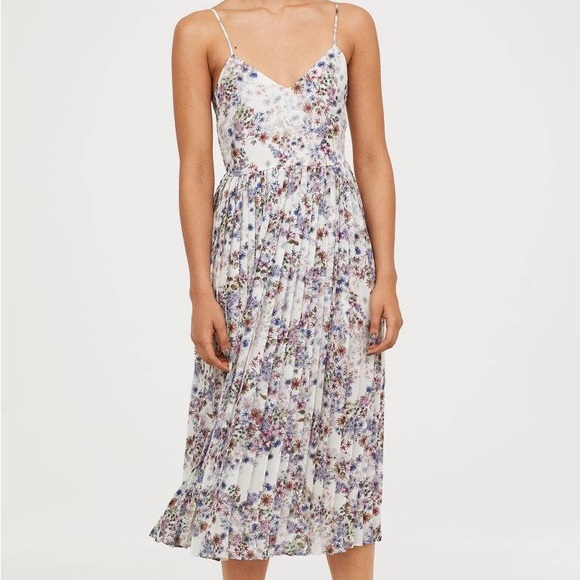 H&M Romantic Pleated Dress - Picture 11 of 11